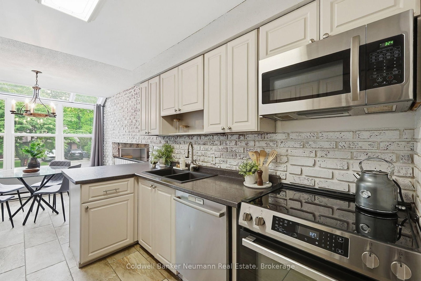 8 Pickwick Place • Guelph, ON photo 13