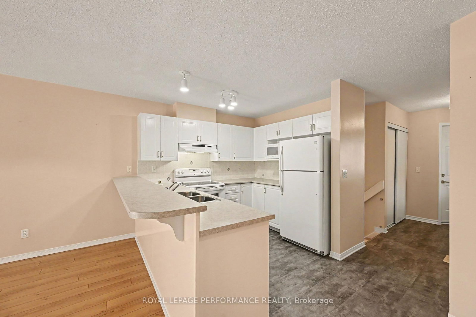18 Daphne Crescent • Ottawa, ON photo 15