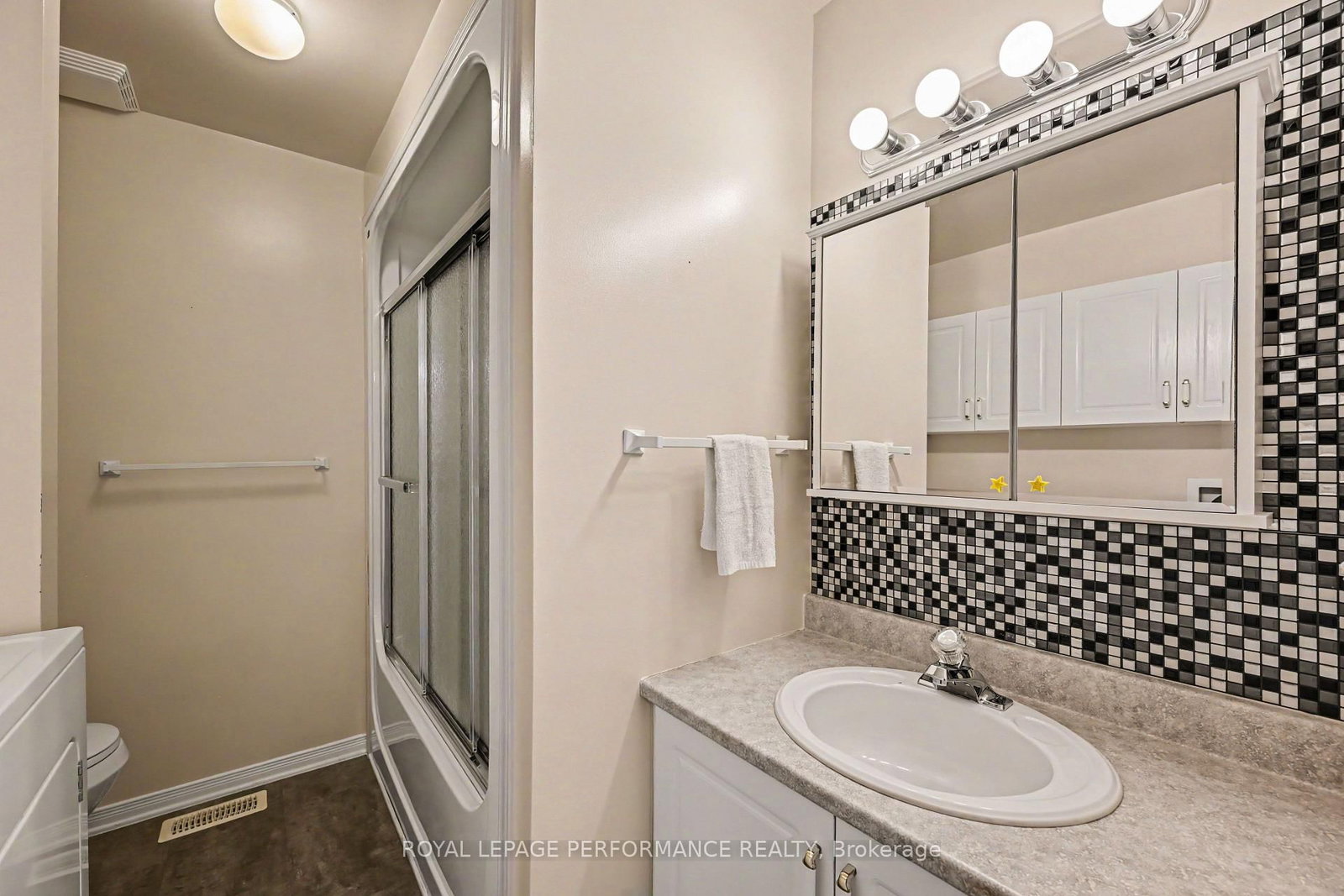 18 Daphne Crescent • Ottawa, ON photo 22