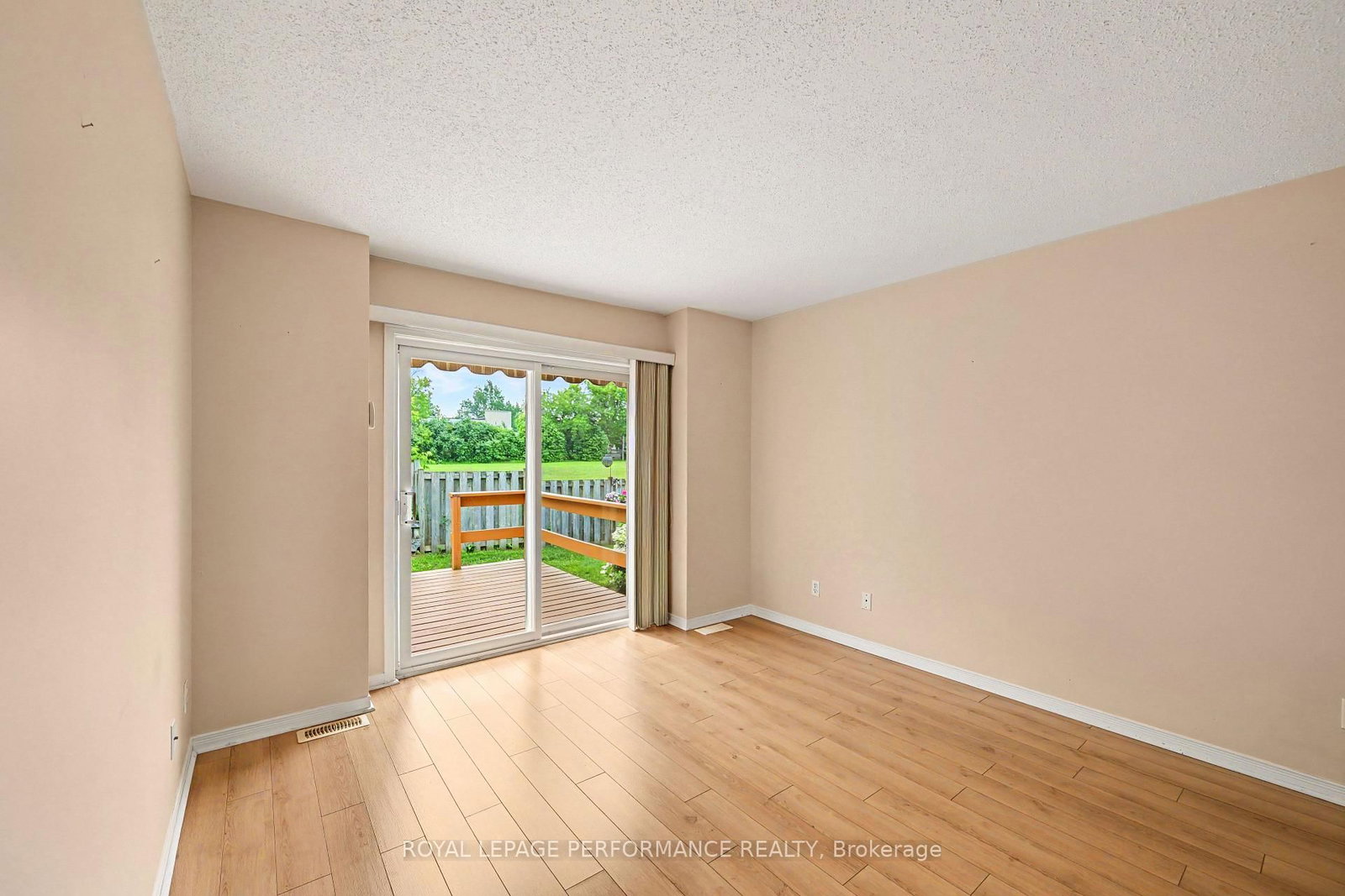 18 Daphne Crescent • Ottawa, ON photo 8