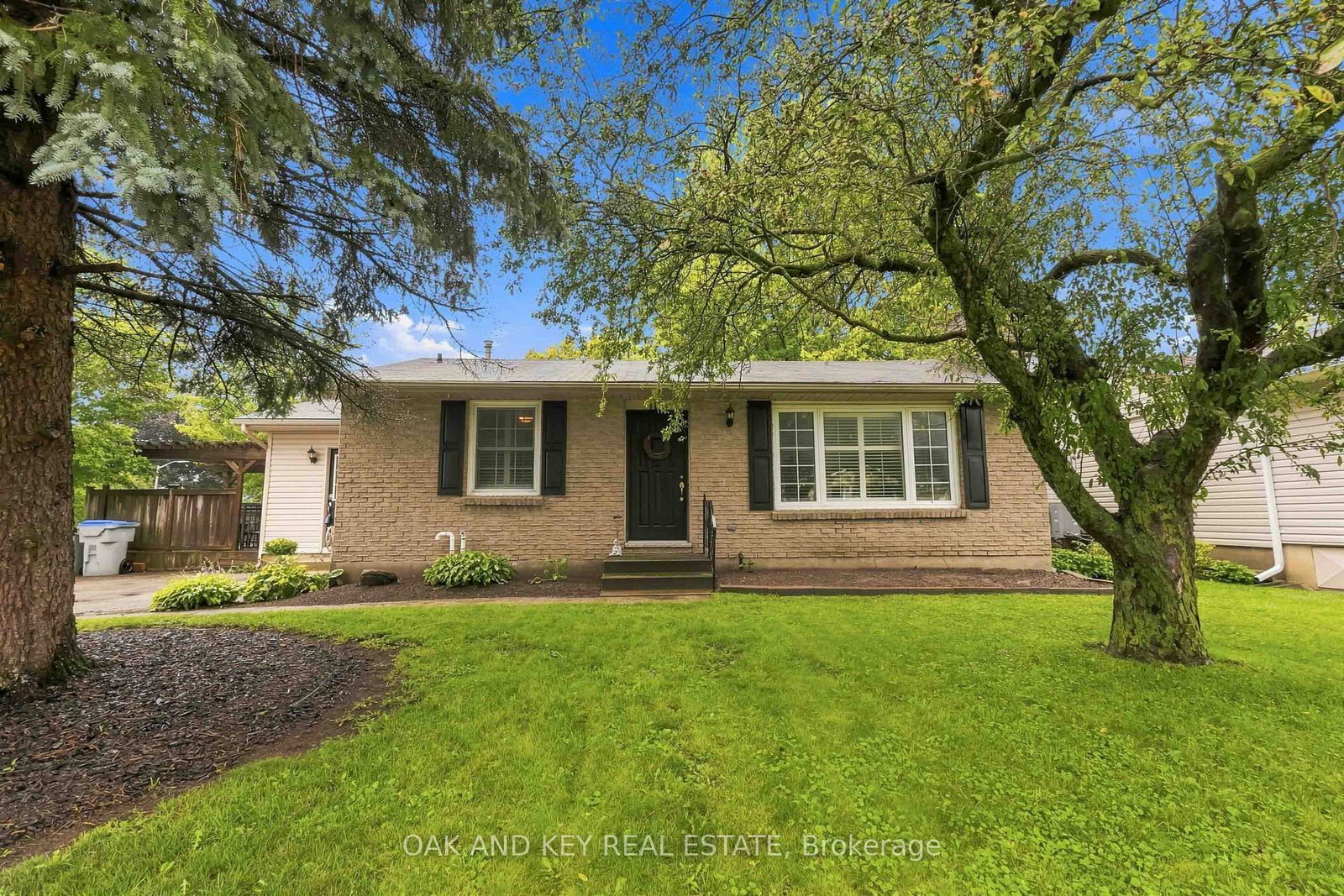 118 Harold Court • Lucan Biddulph, ON photo 1