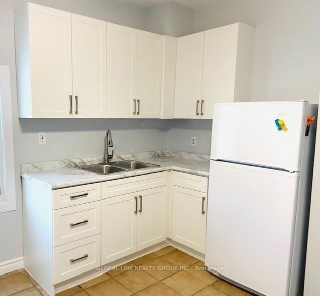 Apt B - 20 Wedsworth Street