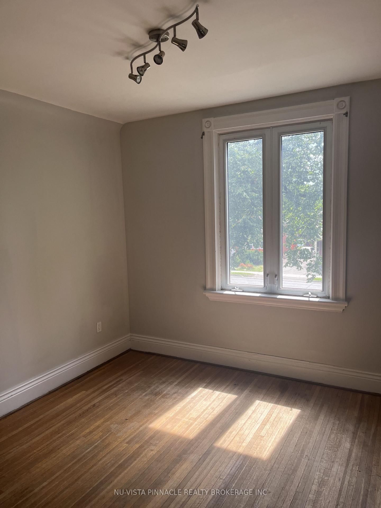 572 Oxford Street E • London East, ON photo 9