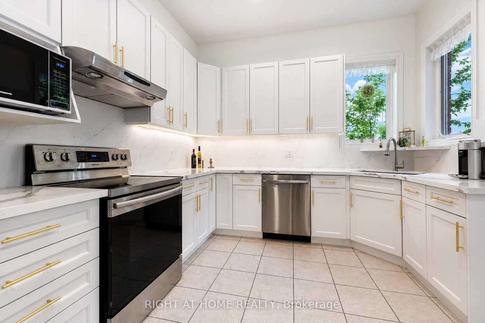 27 Thoroughbred Boulevard • Hamilton, ON photo 12