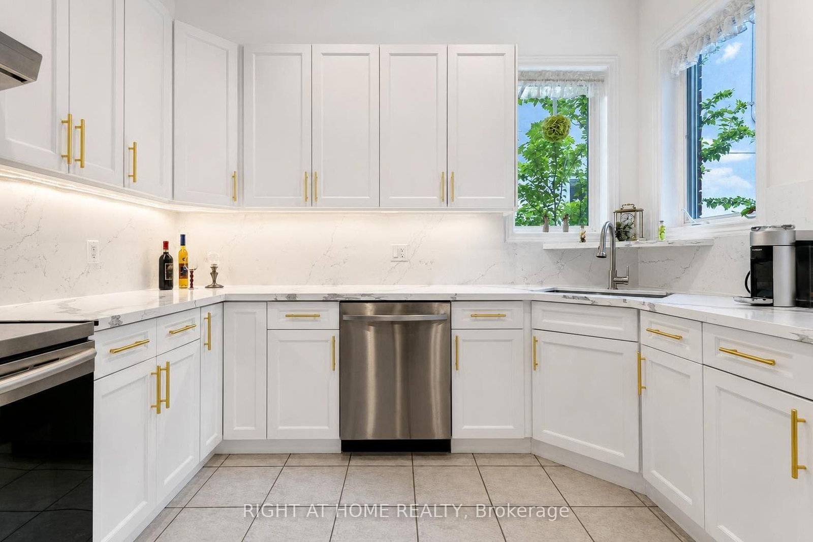 27 Thoroughbred Boulevard • Hamilton, ON photo 13