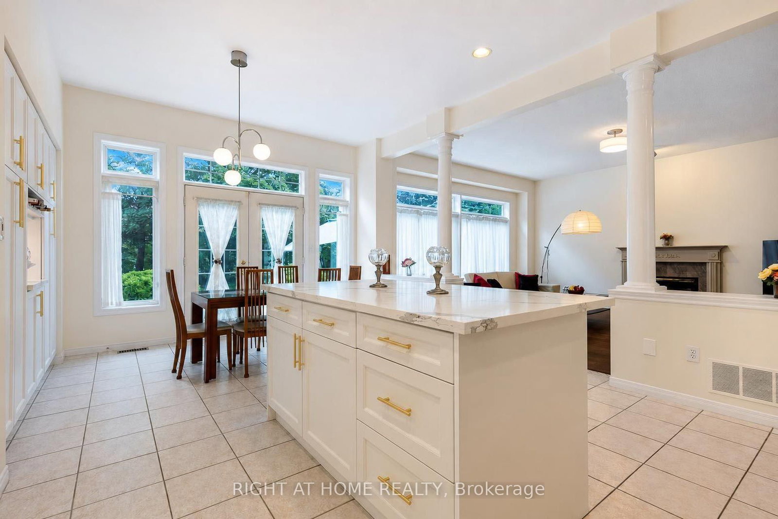 27 Thoroughbred Boulevard • Hamilton, ON photo 14