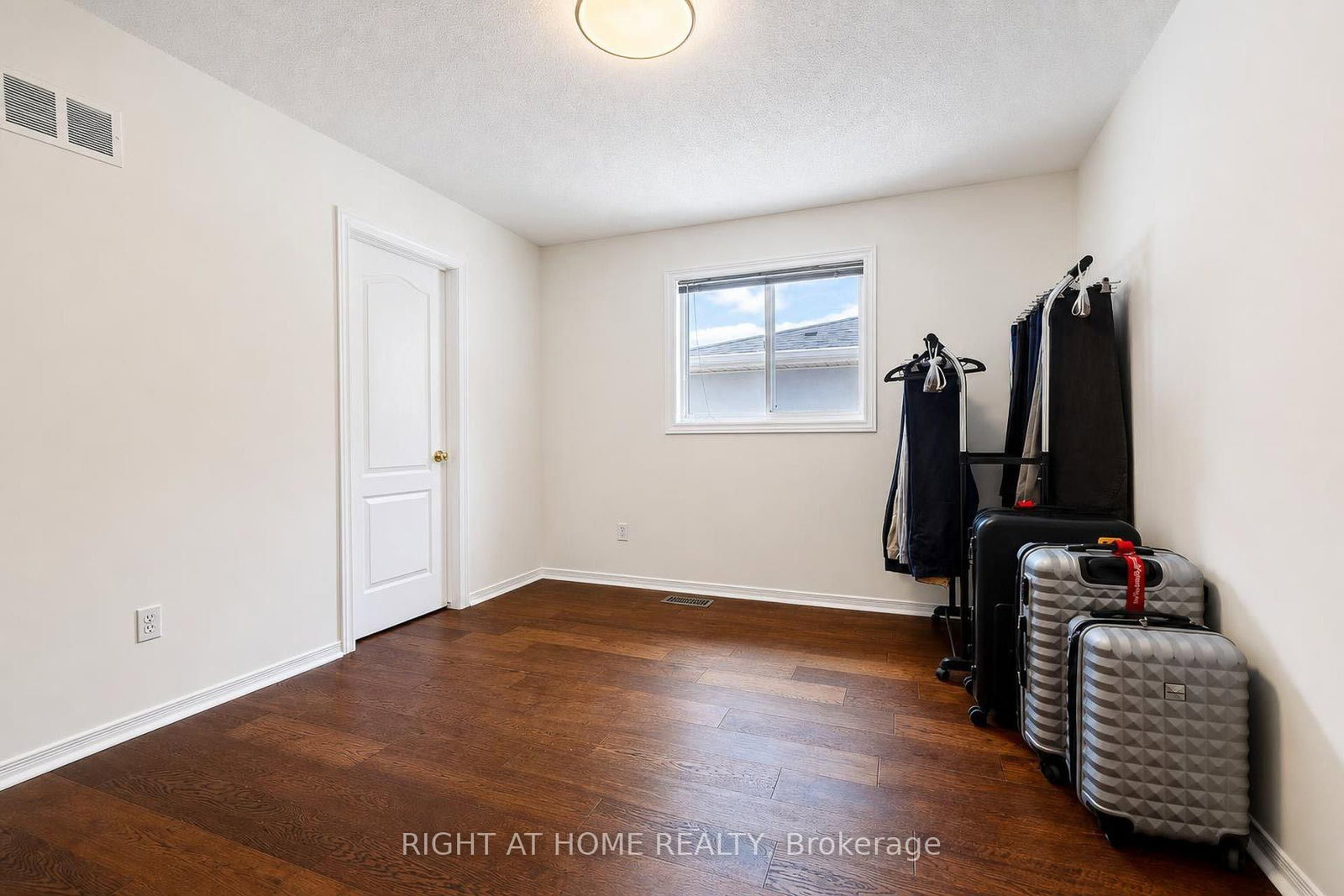 27 Thoroughbred Boulevard • Hamilton, ON photo 29