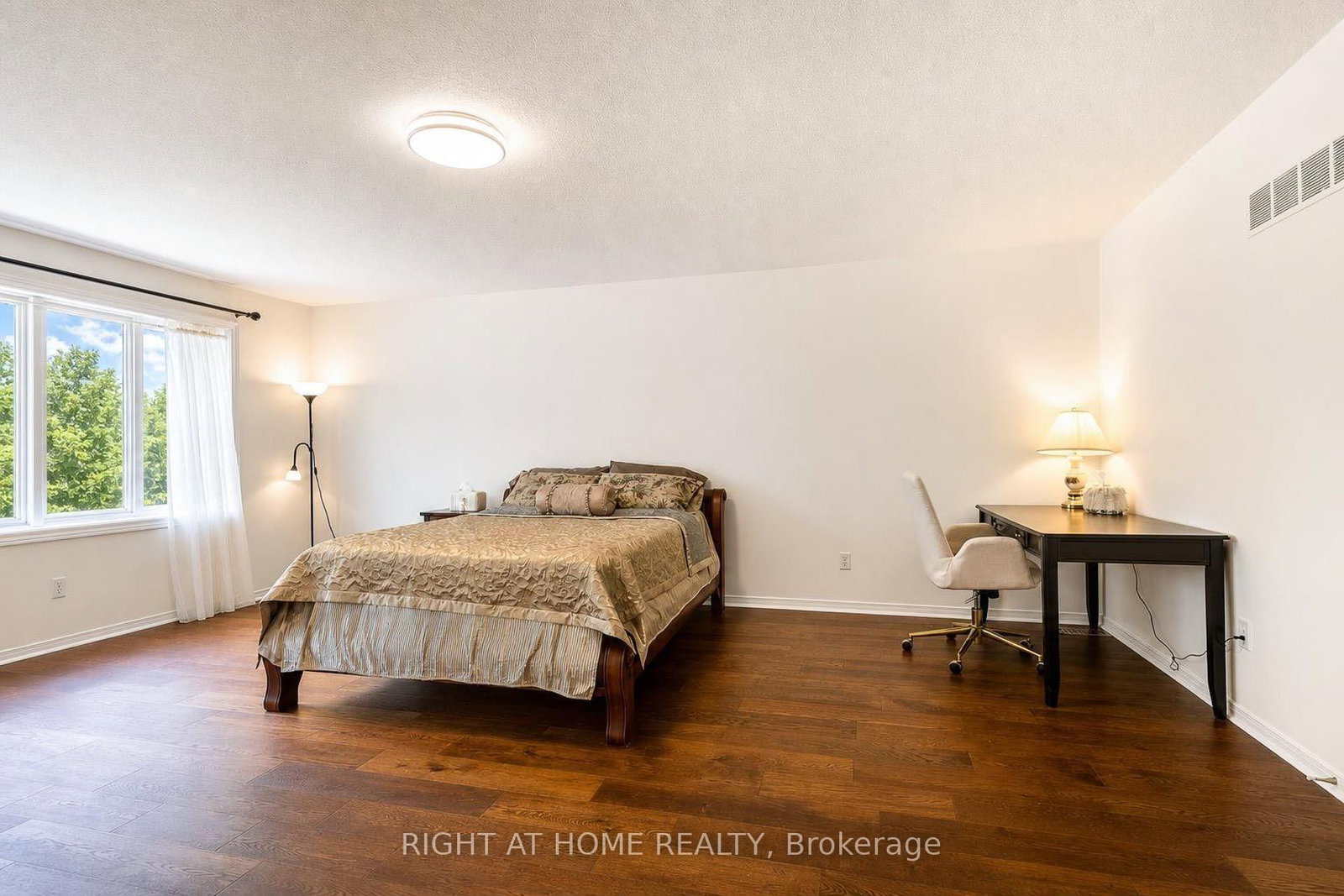 27 Thoroughbred Boulevard • Hamilton, ON photo 33