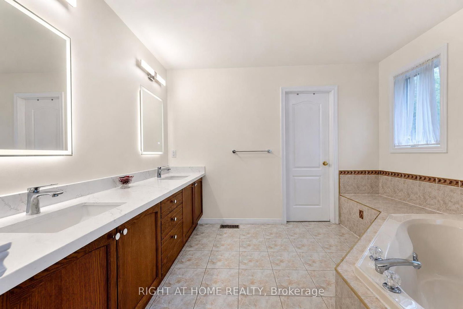 27 Thoroughbred Boulevard • Hamilton, ON photo 35