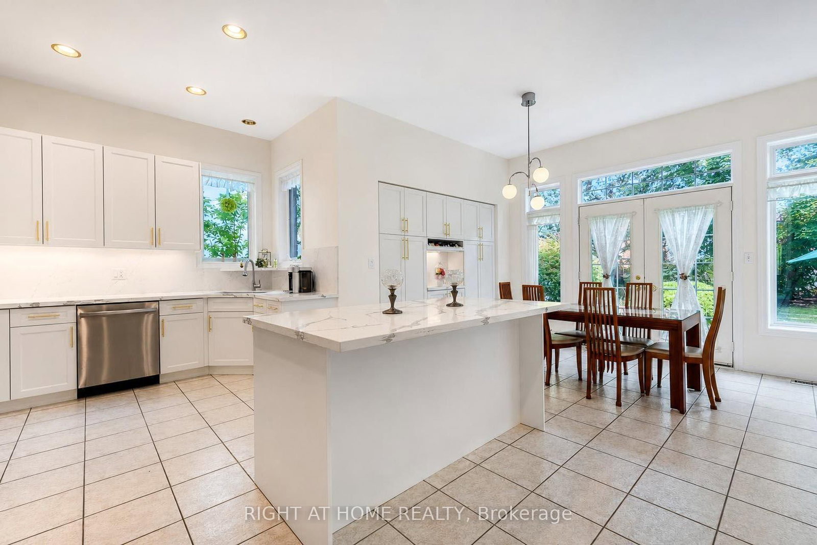 27 Thoroughbred Boulevard • Hamilton, ON photo 8