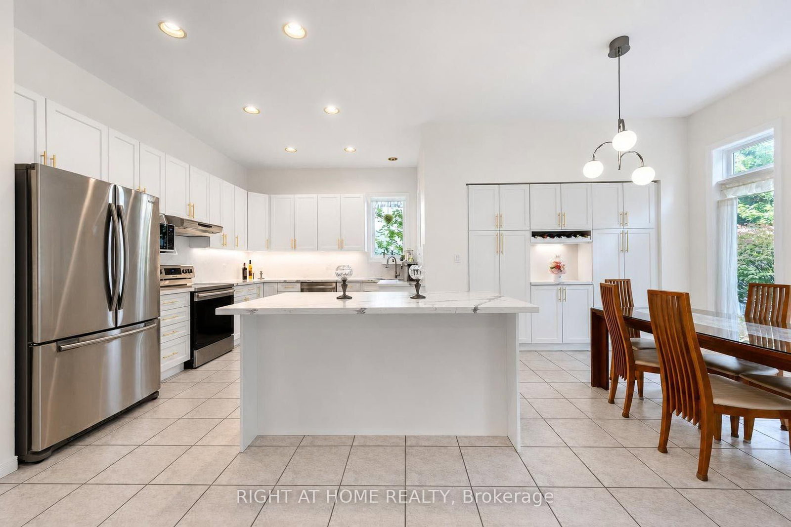 27 Thoroughbred Boulevard • Hamilton, ON photo 9