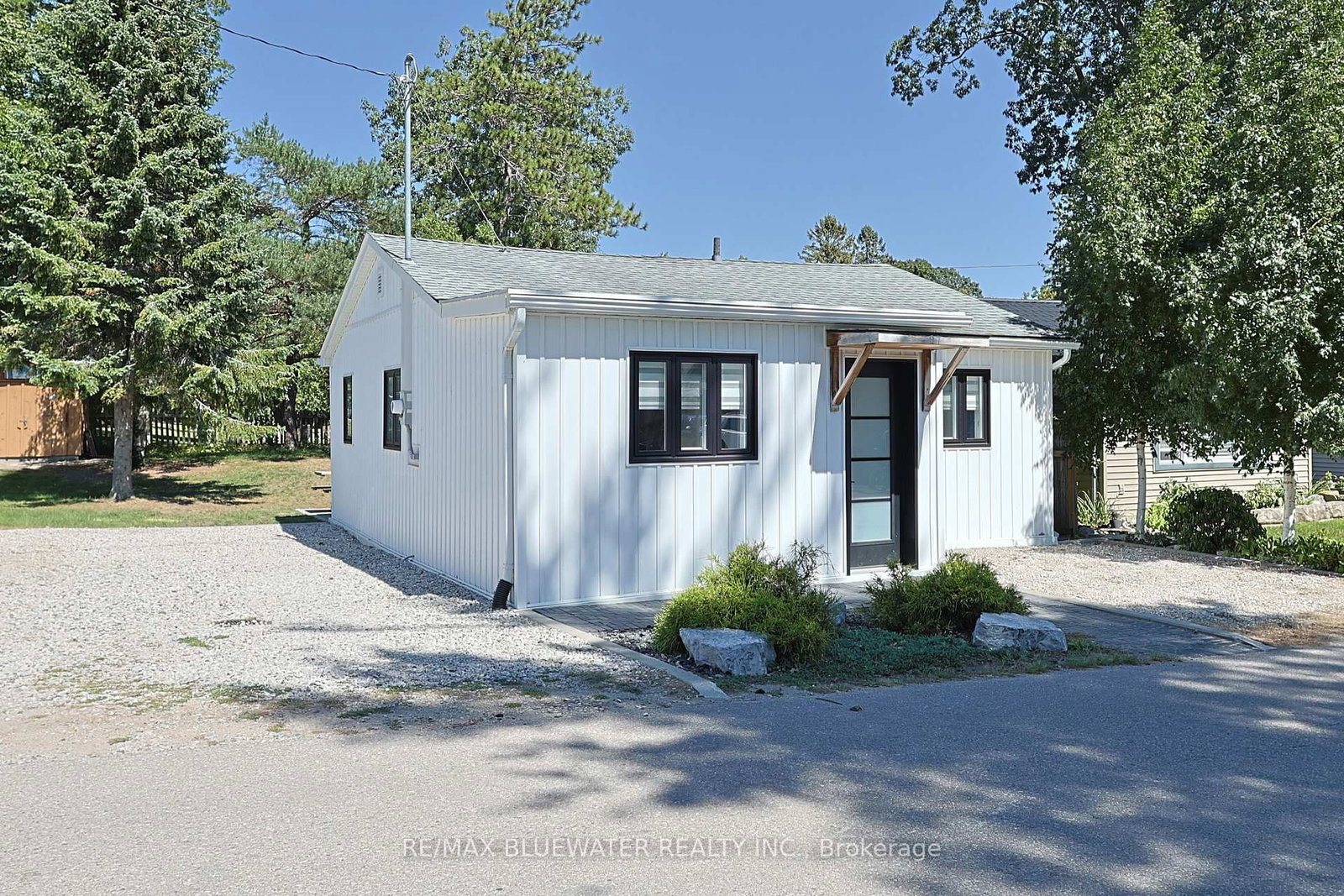 27 Oak Street • Lambton Shores, ON photo 1