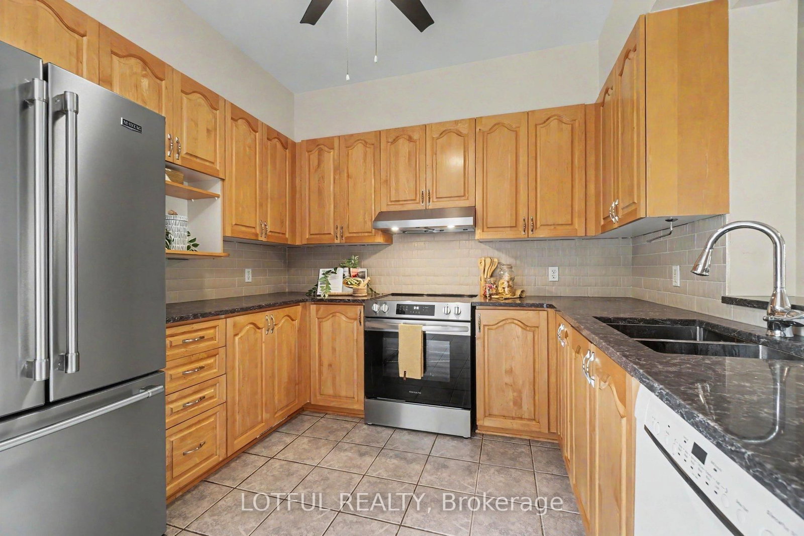 68 Metropole Private • Ottawa, ON photo 13