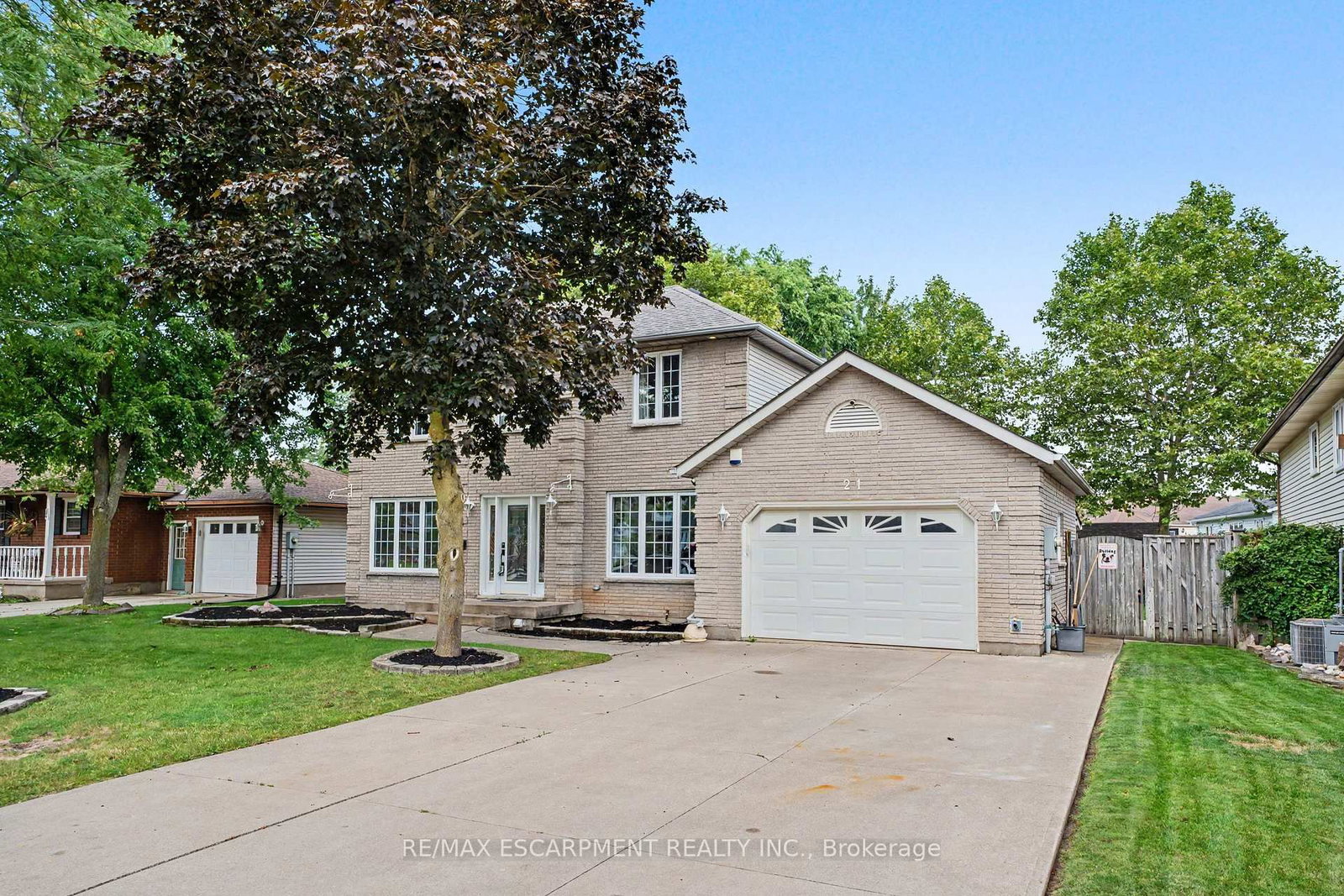 21 Farewell Crescent • West Lincoln, ON photo 3