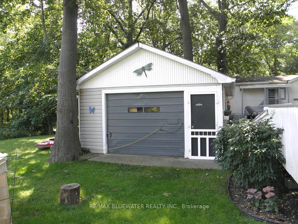 9714 Lake Road • Lambton Shores, ON photo 11