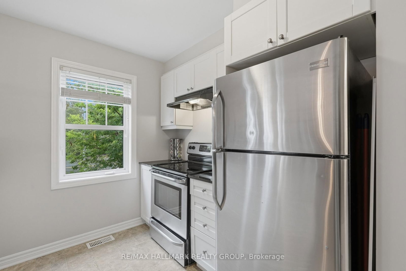 588 Foxlight Circle • Ottawa, ON photo 11
