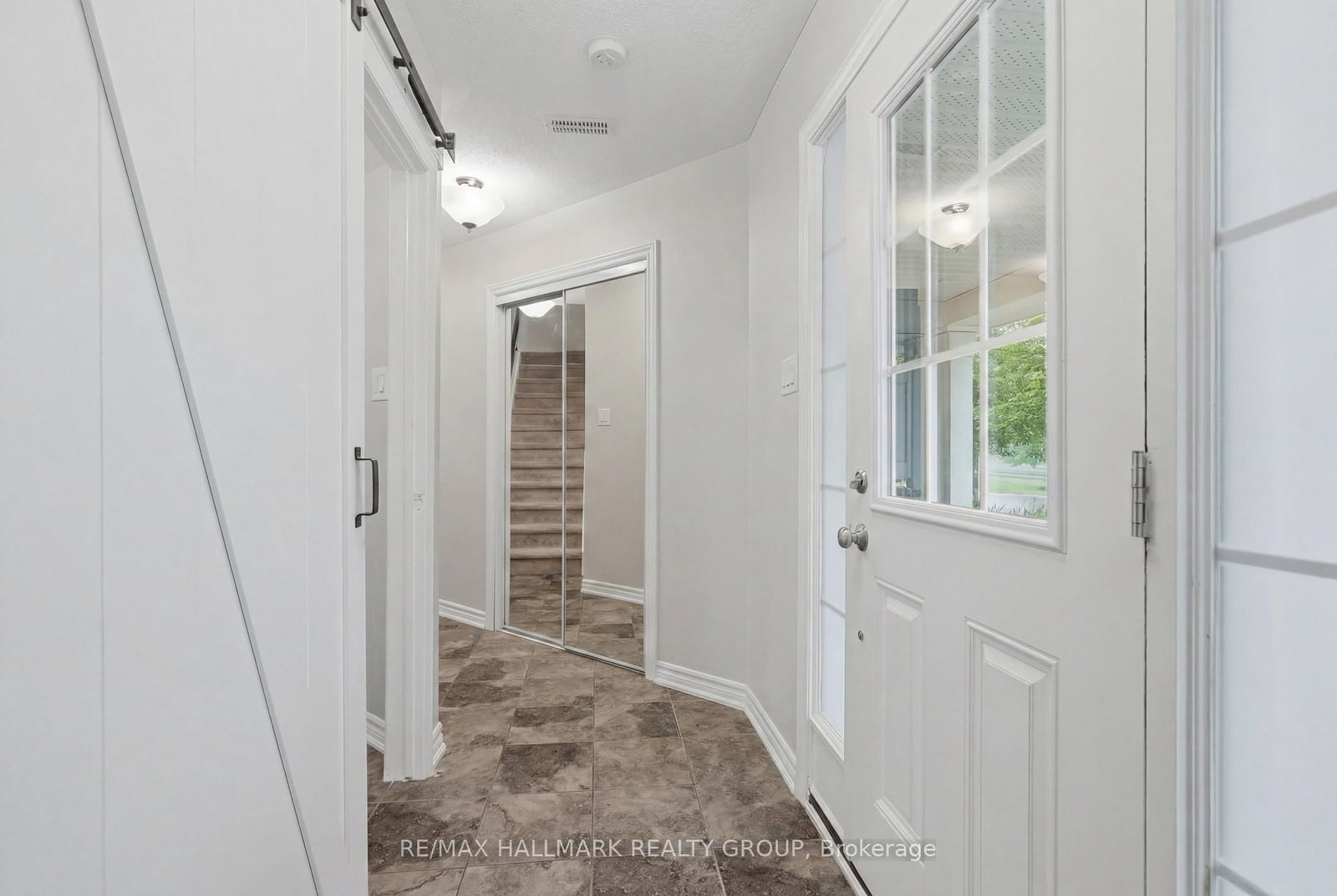 588 Foxlight Circle • Ottawa, ON photo 3