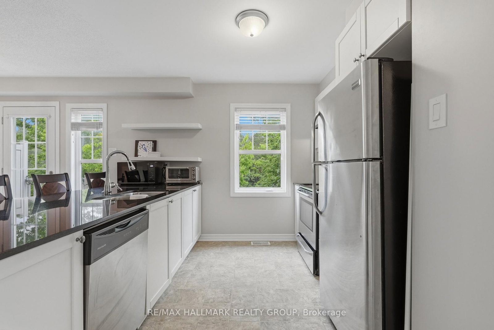 588 Foxlight Circle • Ottawa, ON photo 6