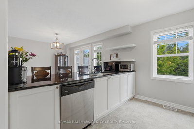 588 Foxlight Circle • Ottawa, ON photo 9