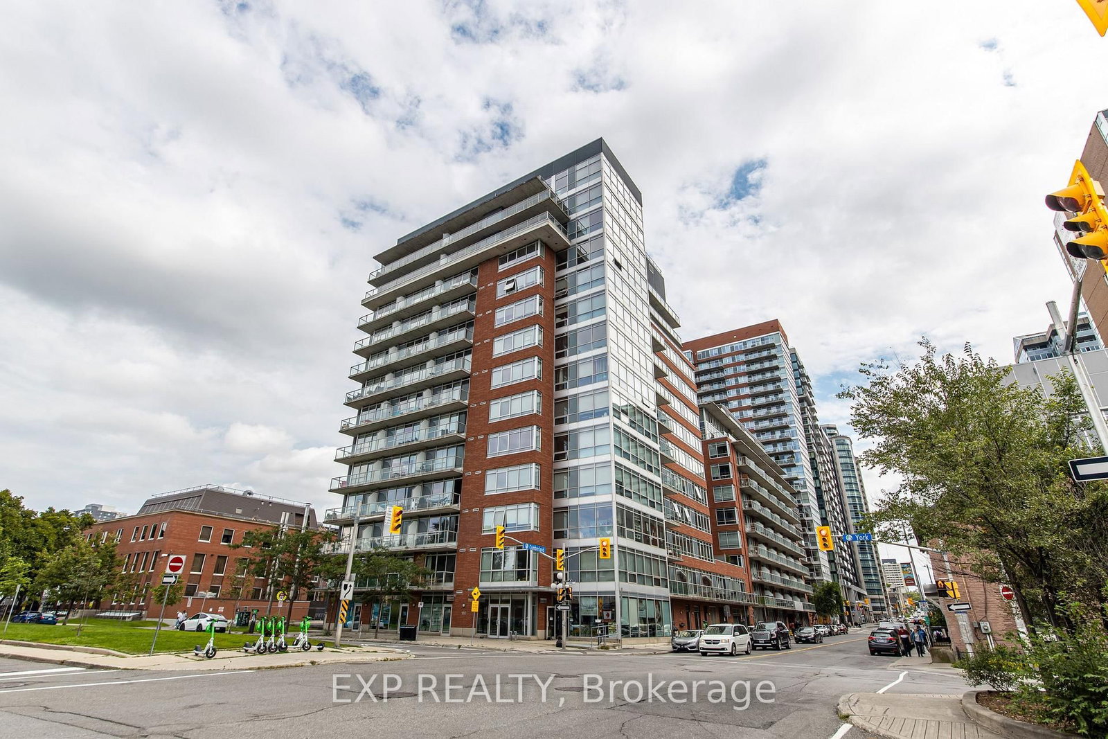 Front view of 806-180 York Street, Ottawa