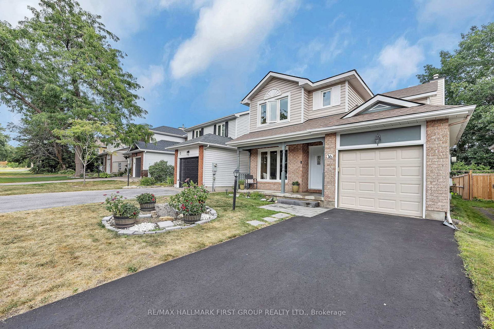 Front view of 16 Hawley Crescent, Ottawa