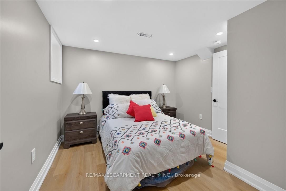 135 NUGENT Drive • Hamilton, ON photo 31