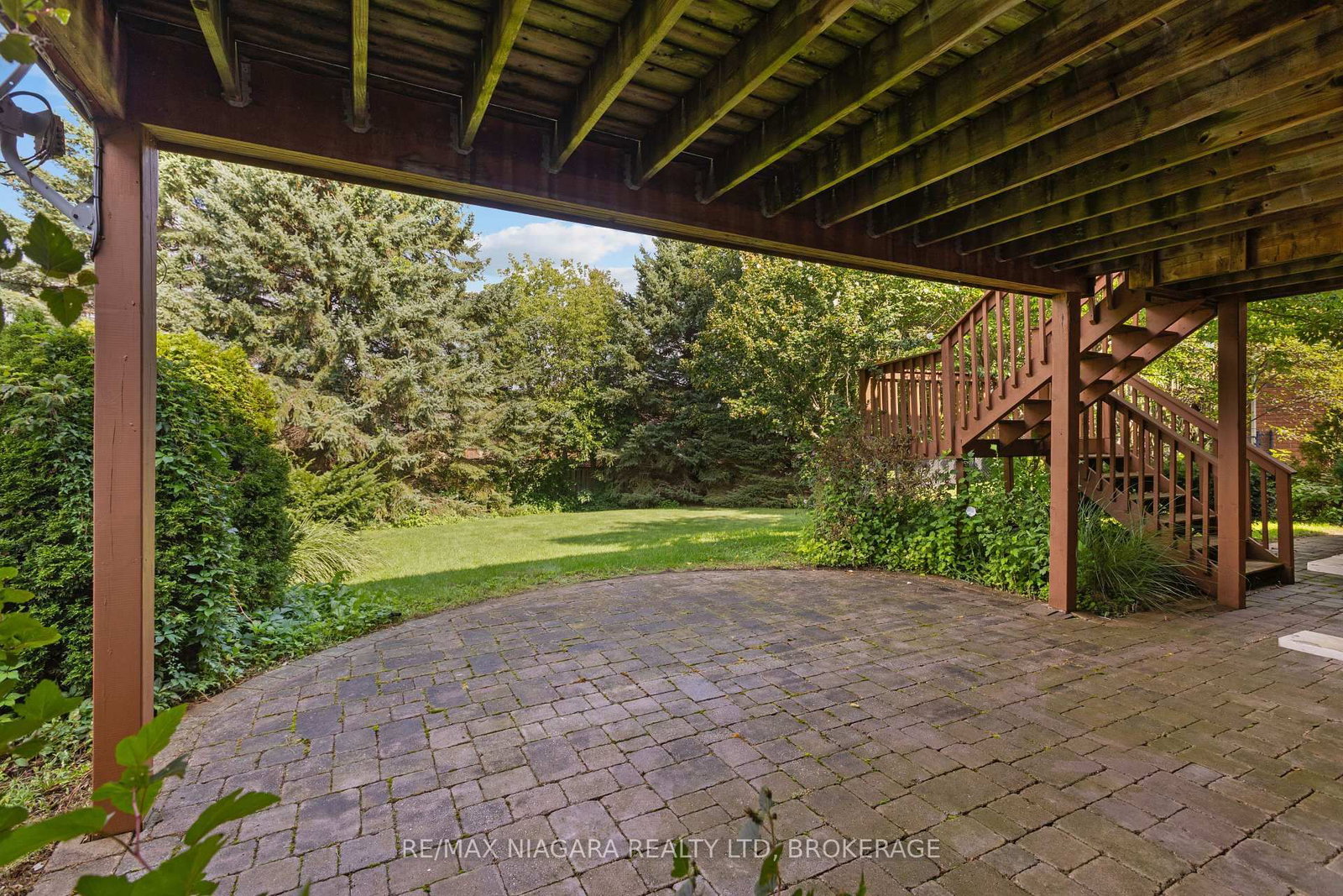 16 Cherry Ridge Boulevard • Pelham, ON photo 5