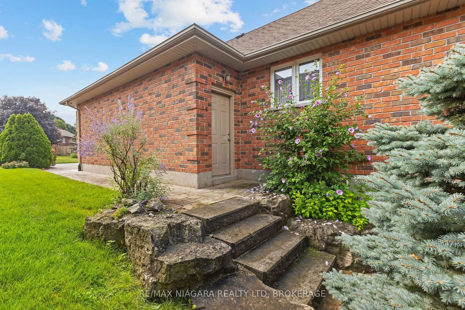 16 Cherry Ridge Boulevard • Pelham, ON photo 8
