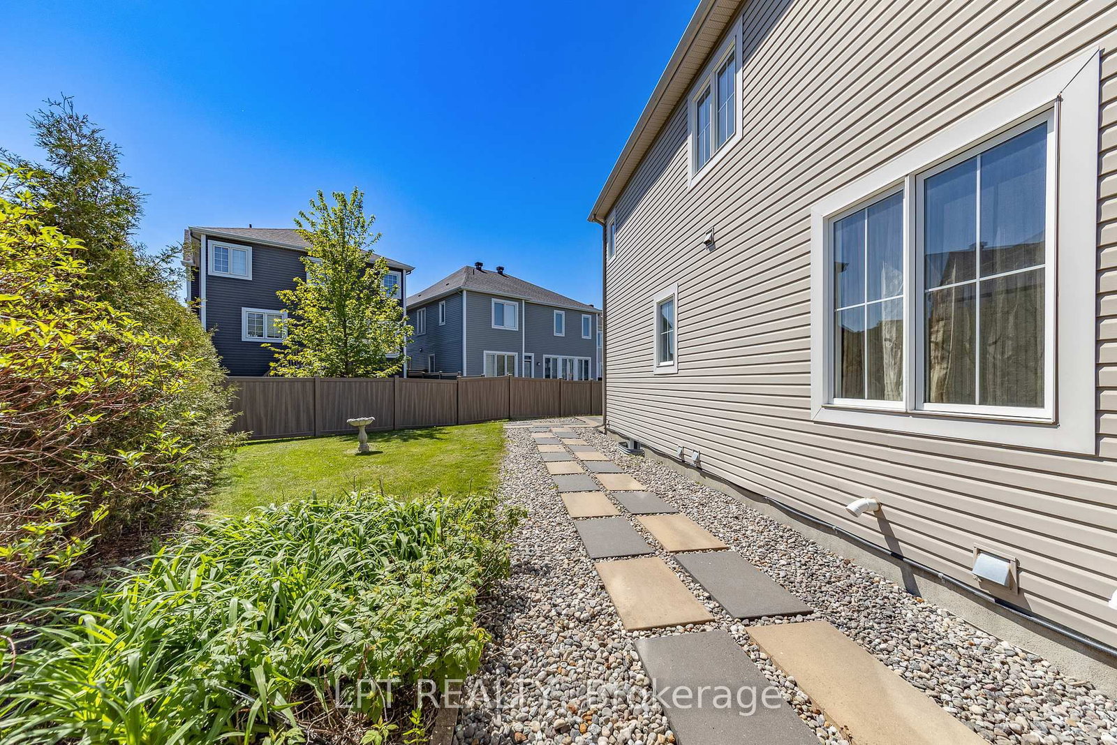 67 BRISTLING Crescent • Ottawa, ON photo 41