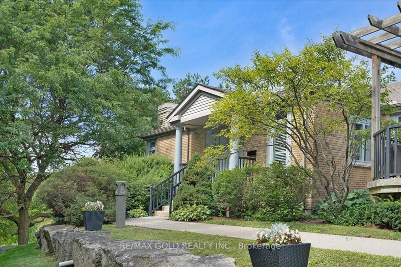 2 - 465 Columbia Street W
