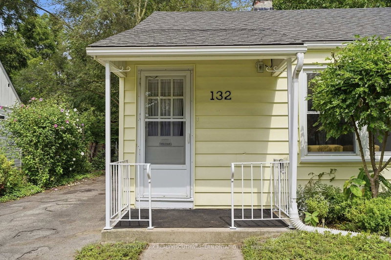 132 Spadina Road E