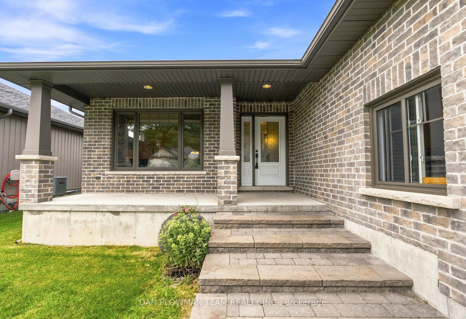26 Autumn Grove • Quinte West, ON photo 2