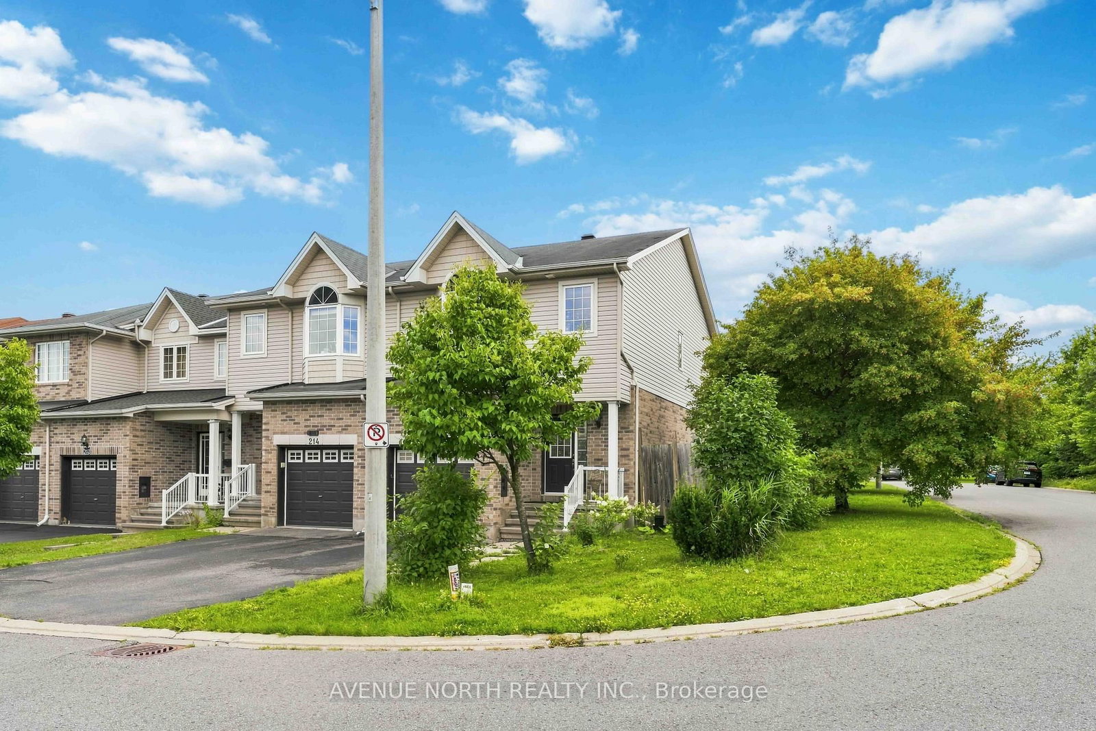 216 Cityview Crescent • Ottawa, ON photo 1