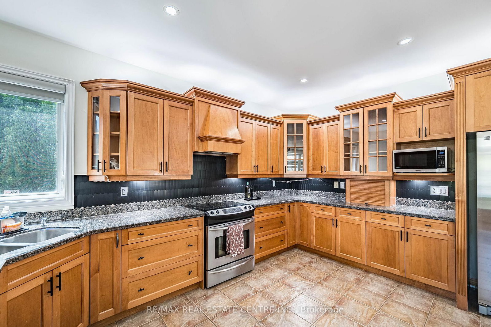 137 Cloverleaf Drive • #Ancaster • Hamilton, ON photo 19