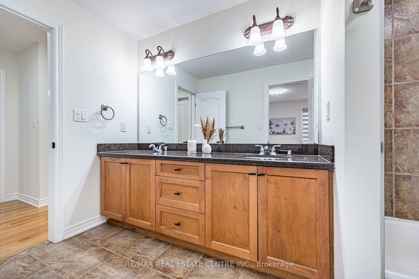137 Cloverleaf Drive • #Ancaster • Hamilton, ON photo 38