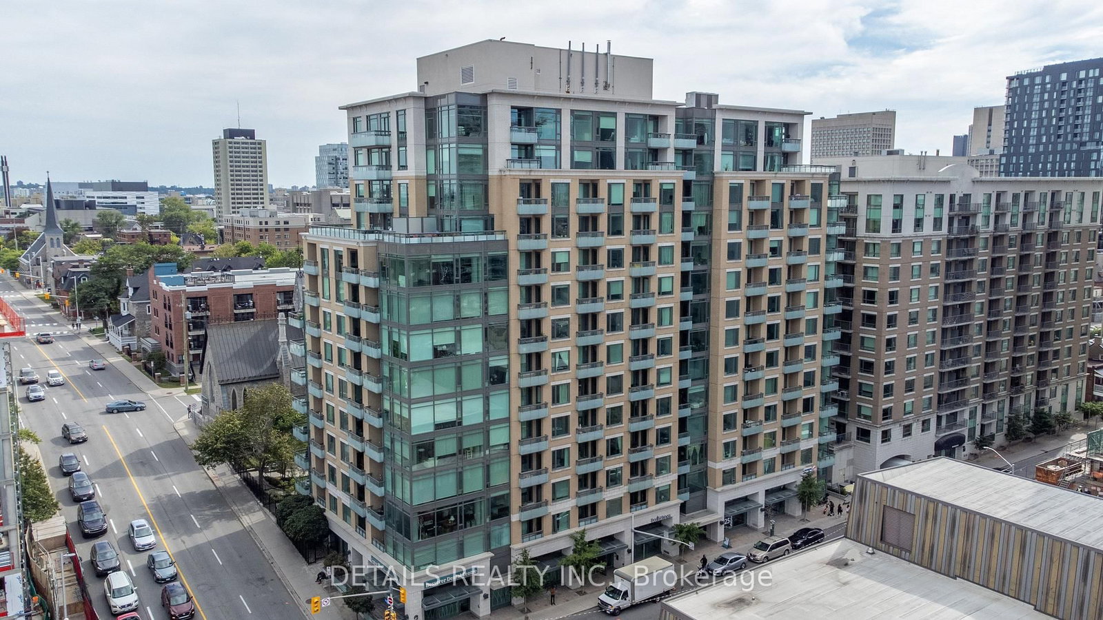 Front view of 607-238 Besserer Street, Ottawa