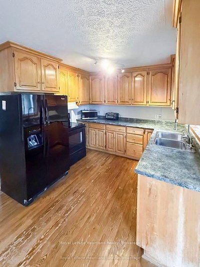 16 Whitechurch Street • Huron-Kinloss, ON photo 3