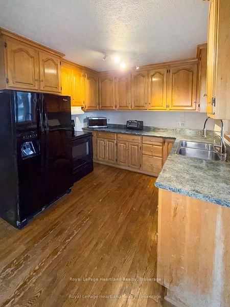 16 Whitechurch Street • Huron-Kinloss, ON photo 4