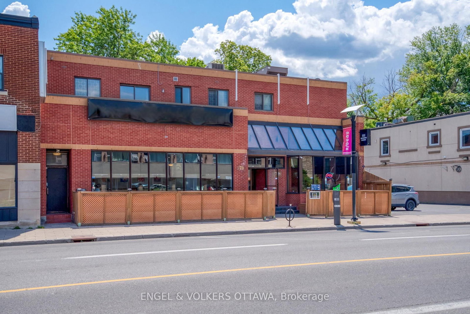 Front view of A-472 Rideau Street, Ottawa