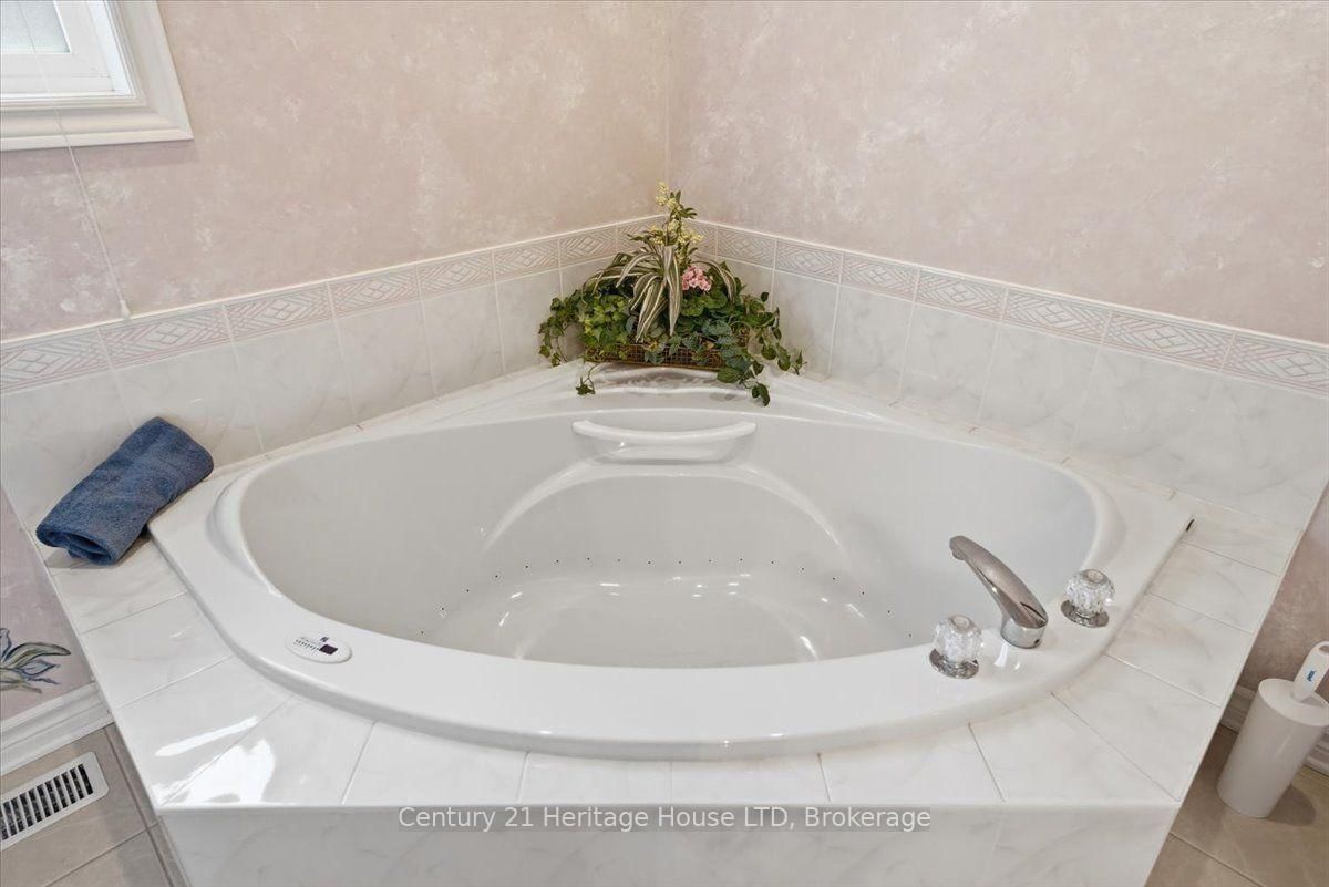 17 Oakridge Boulevard • Pelham, ON photo 22