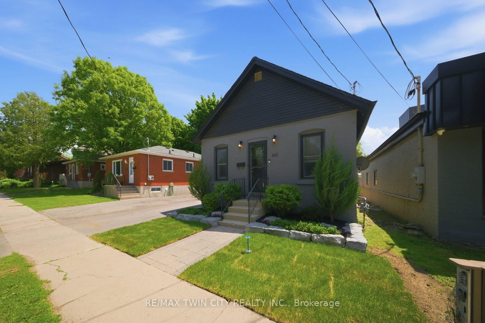 162 Grand River Avenue • Brantford, ON photo 2