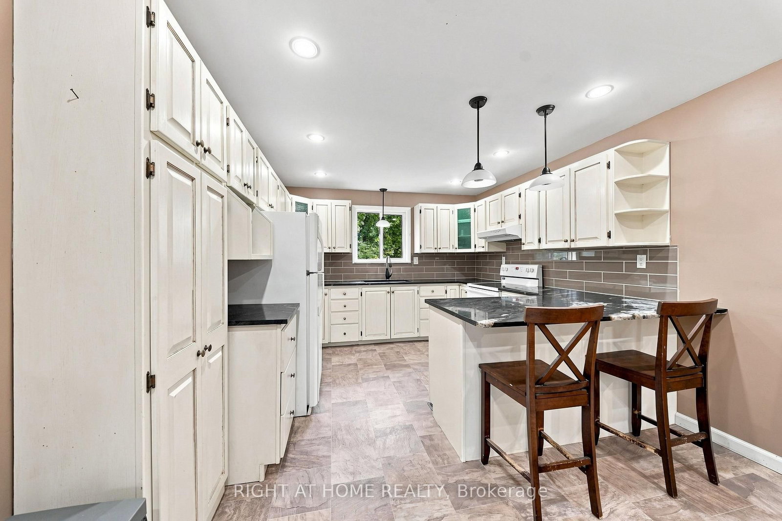 489 Twin Sisters Lake Road • Limoges, ON photo 10