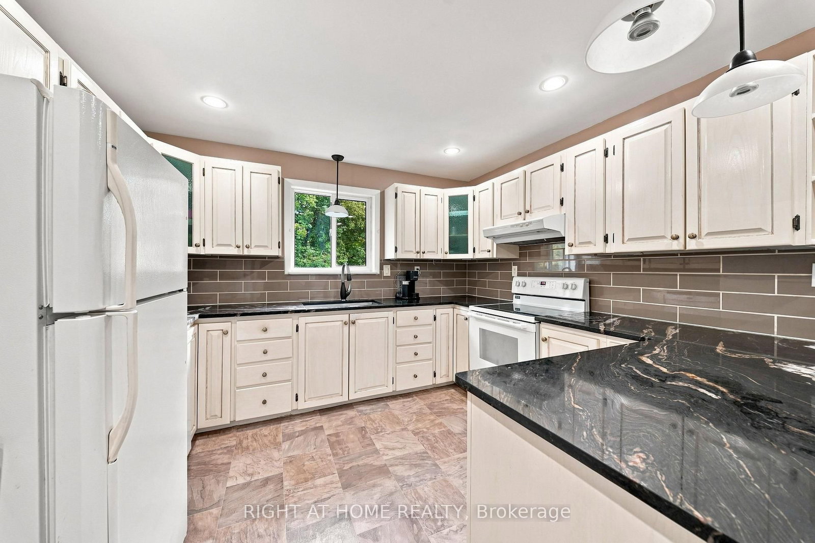 489 Twin Sisters Lake Road • Limoges, ON photo 11