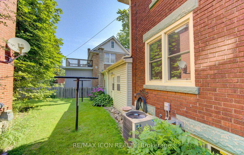 224 Weber St E photo 5