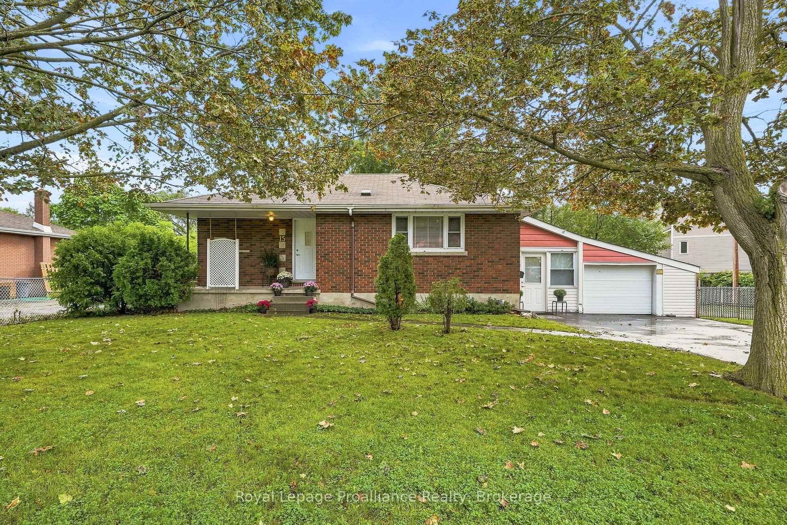 15 Elvins Gardens • Belleville, ON photo 1