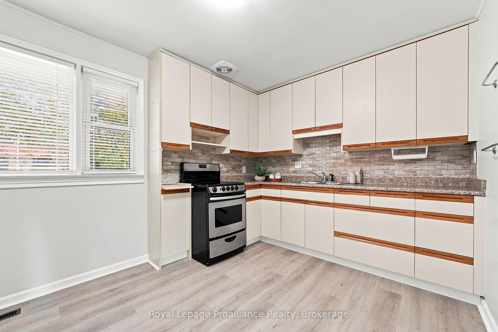 15 Elvins Gardens • Belleville, ON photo 11