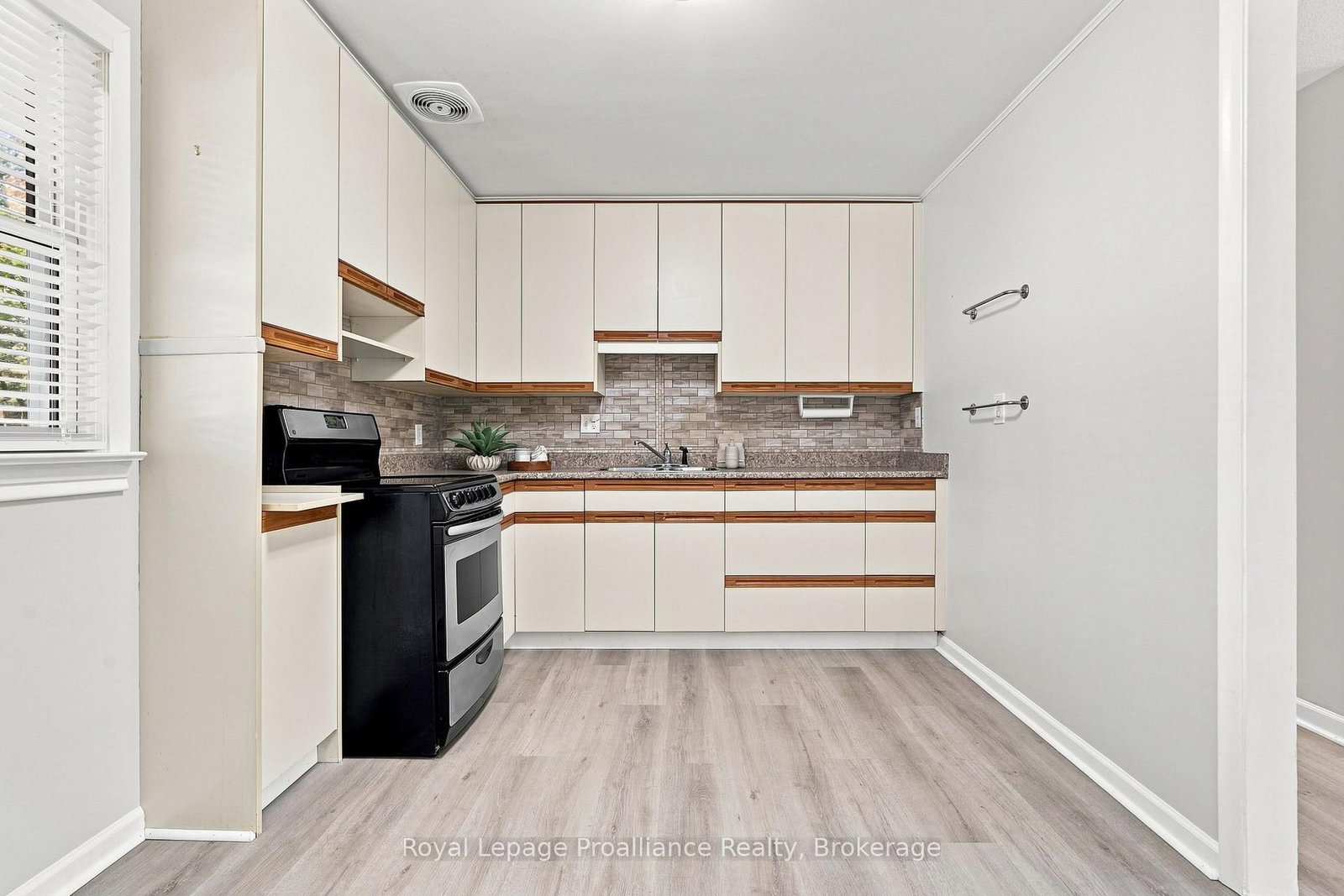 15 Elvins Gardens • Belleville, ON photo 13