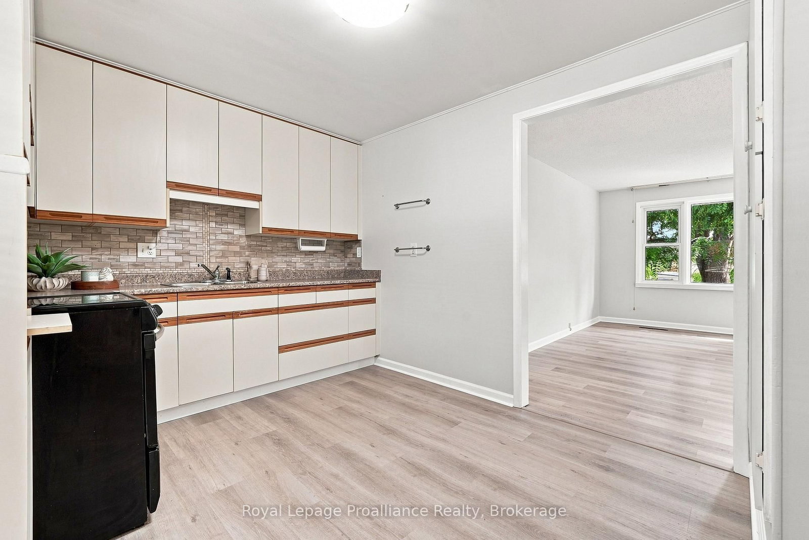 15 Elvins Gardens • Belleville, ON photo 14