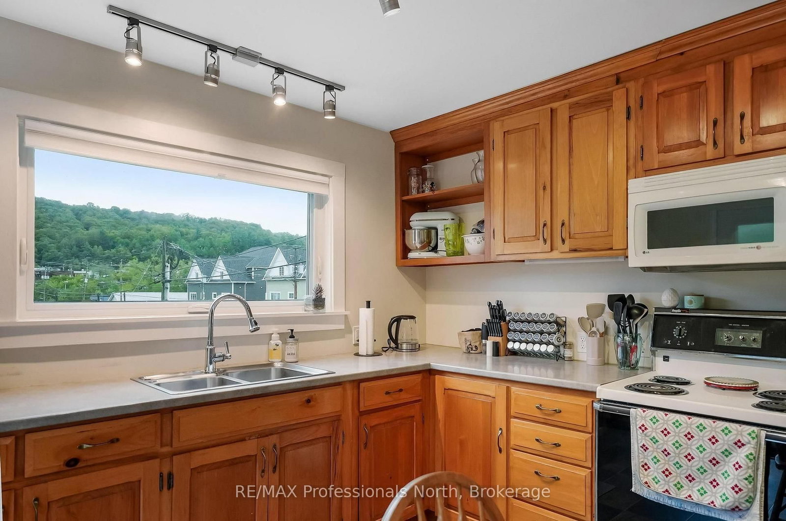 33 Maple Avenue • Dysart et al, ON photo 8