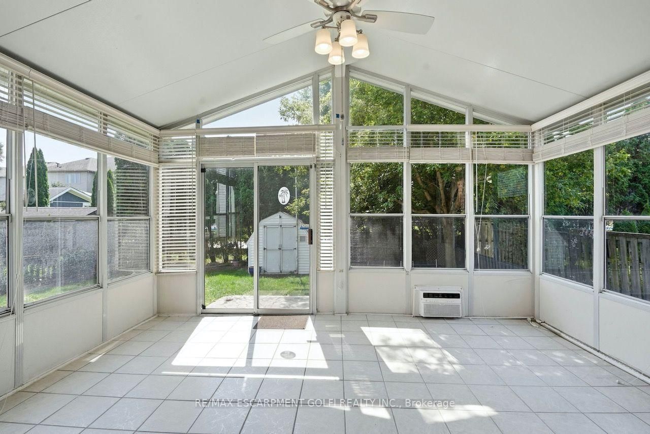 12 Sumner Crescent • Grimsby, ON photo 5